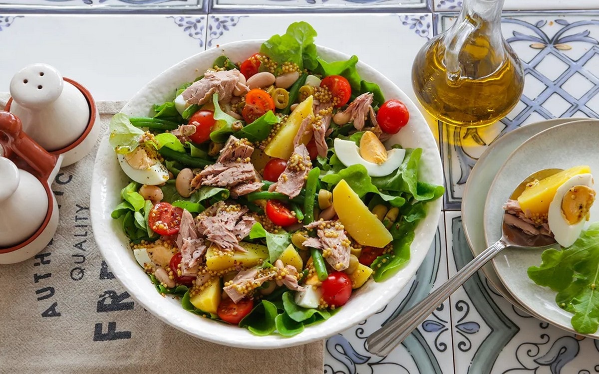 Выходные дома: смотрим сериал о&nbsp;крахе «успешного успеха» и&nbsp;готовим Нисуаз с&nbsp;секретной заправкой