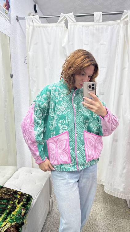 «Будто бабушка обняла». Минчанка шьет бомберы из советских покрывал — цены от $100