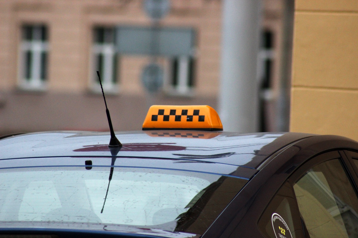 В Гомеле задержали руководителей таксопарков, которые выводили деньги через подставные фирмы