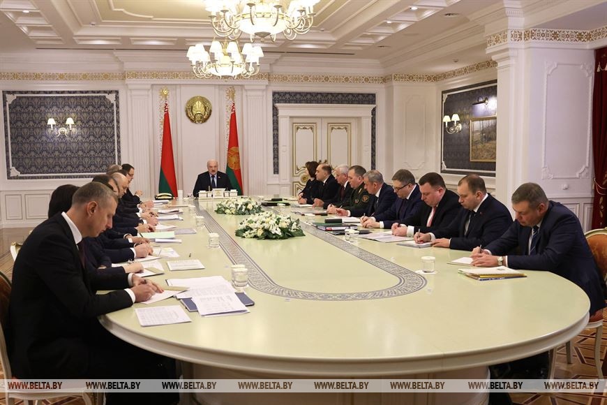 Лукашенко обсудил с чиновниками отношения с Россией: какие есть сложности