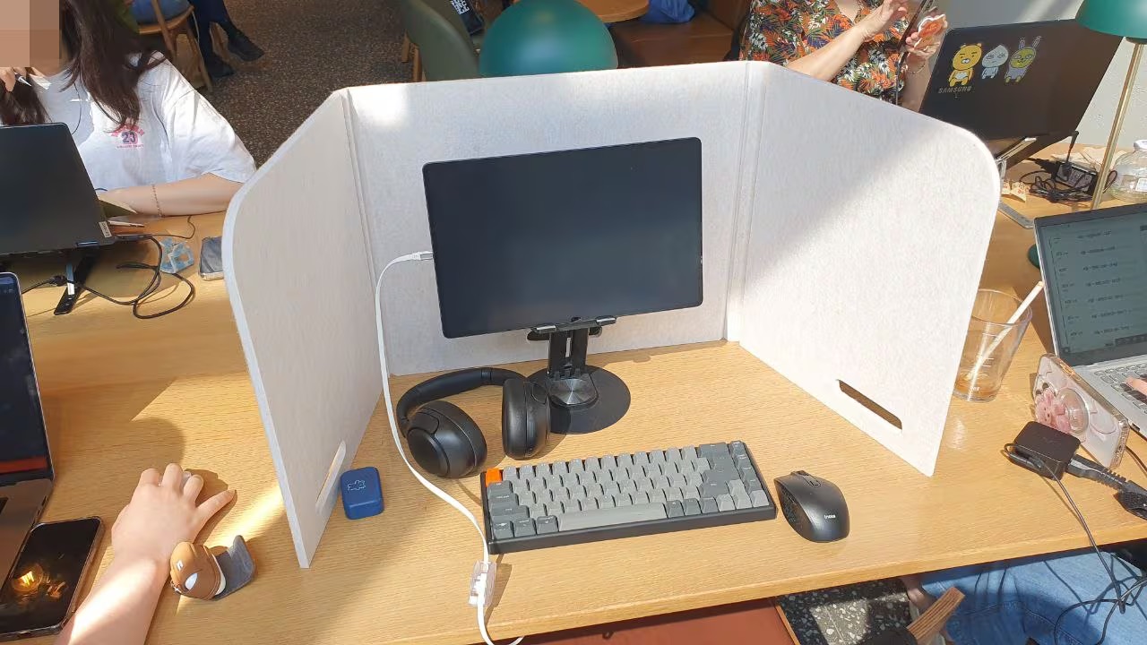 Южнокорейский Starbucks запретил приносить в кафе принтеры и перегородки для столов