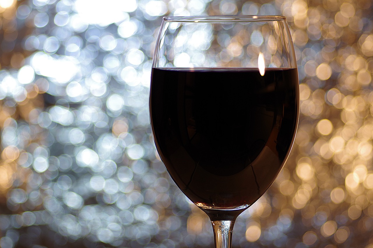 Бокал сухого вина в день: ученые назвали относительно безопасную дозу алкоголя 