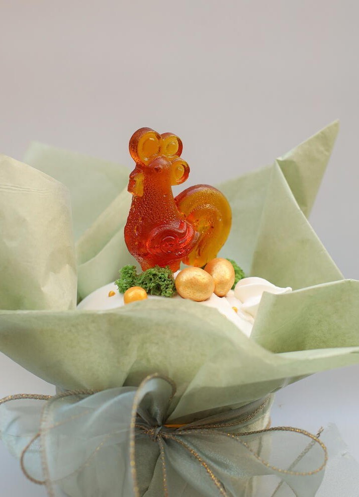 Суши-кулич, орешки-яйца и сдоба с петушками. Какие и за сколько пасхальные угощения продают в Минске