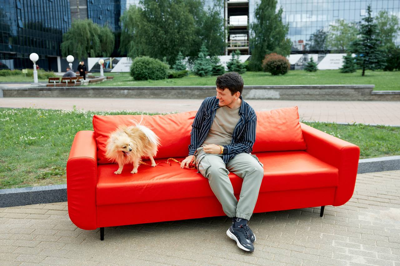 В Беларуси на улицах появились красные диваны. Так анонсировали новую выставку