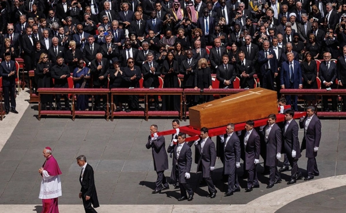 Ватикан нарушил протокол, чтобы Зеленский и Трамп были в одном ряду на похоронах папы римского