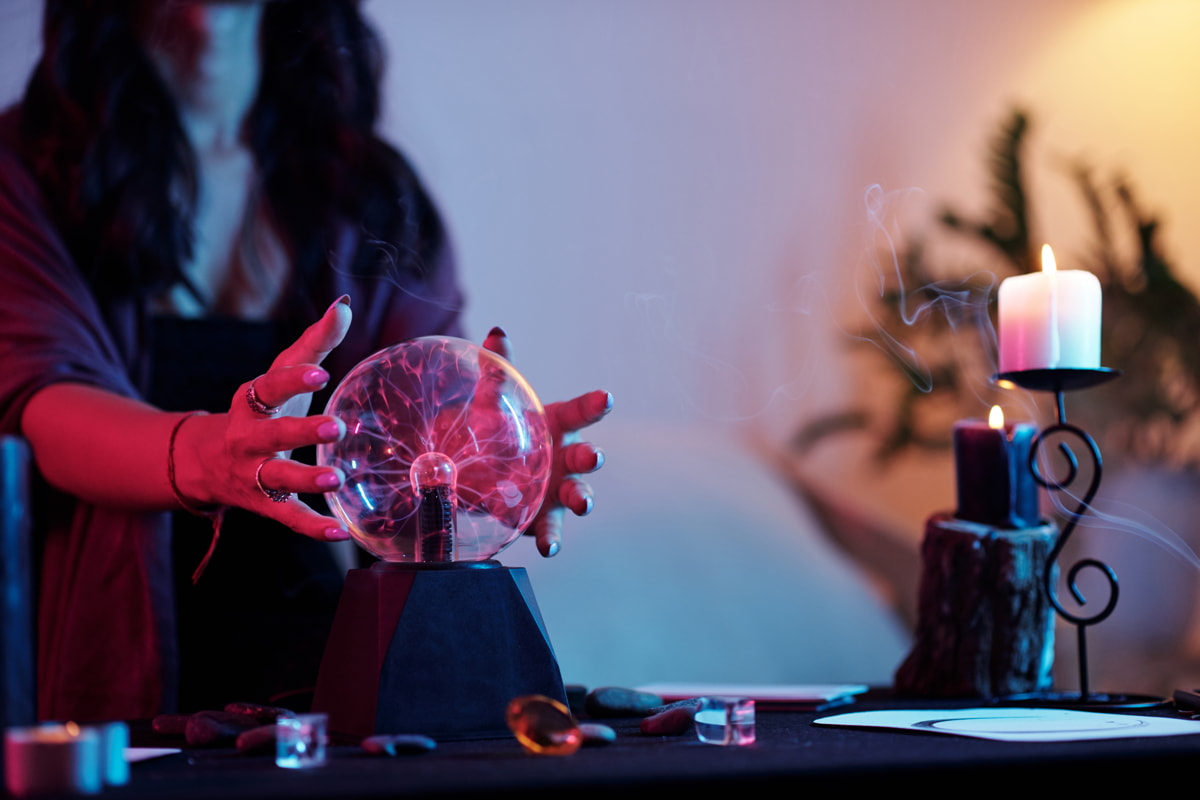 Заглянуть в туманное будущее. Почему бешено растет спрос на гадания и прочую эзотерику