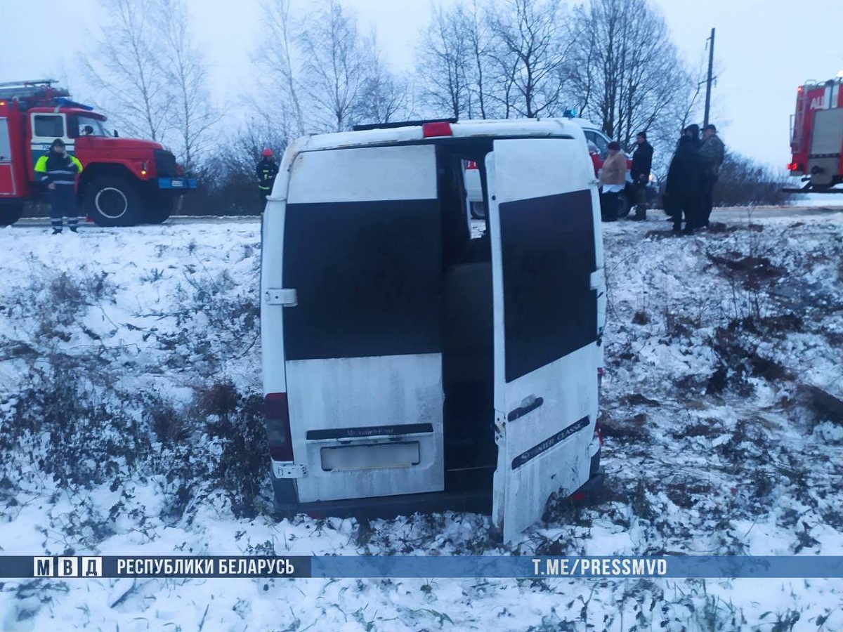 Под Воложином в ДТП попала маршрутка. Восемь человек пострадали