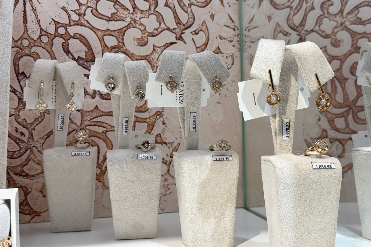Танцующие бриллианты, турмалин и шпинель: в Минске проходит выставка «Украшения для бизнес-леди»