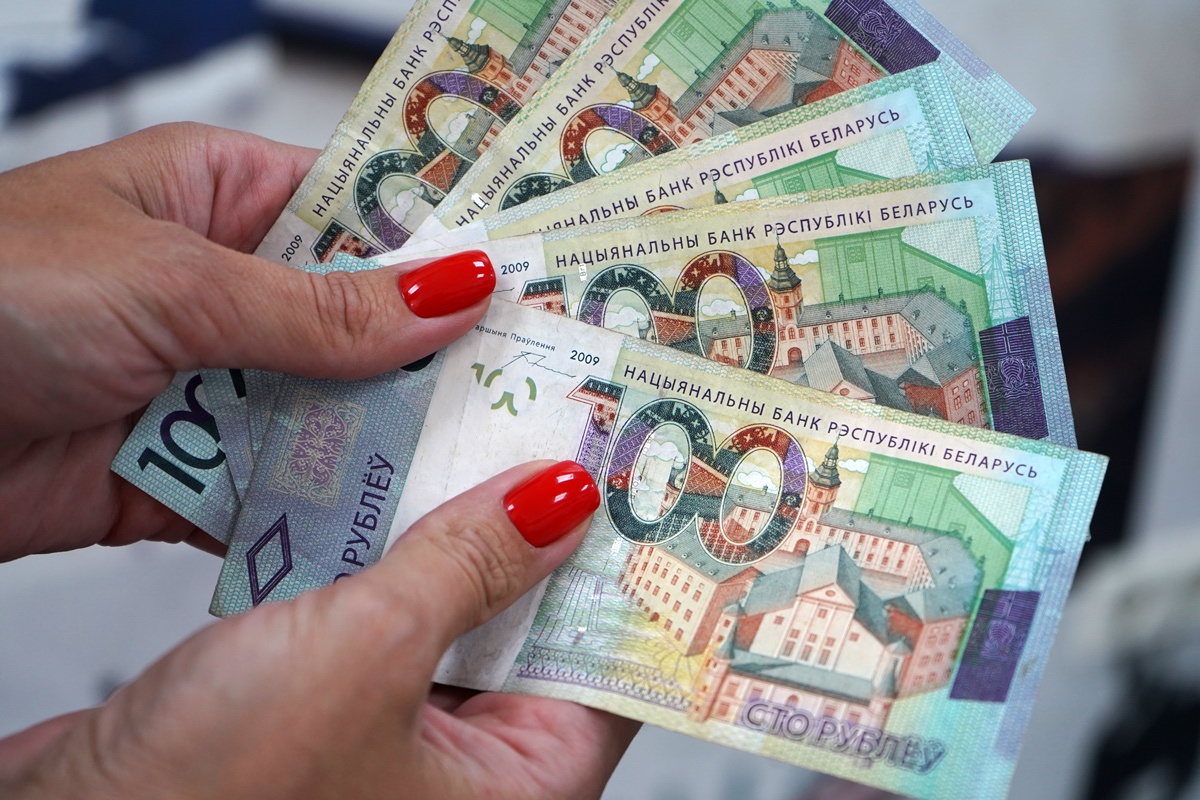 Чуть меньше 20 тыс. договоров за год. Как белорусы копят на «дополнительную» пенсию