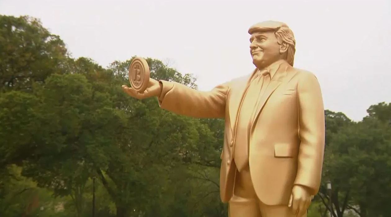 В Вашингтоне установили огромную скульптуру Трампа с биткоином (фото)
