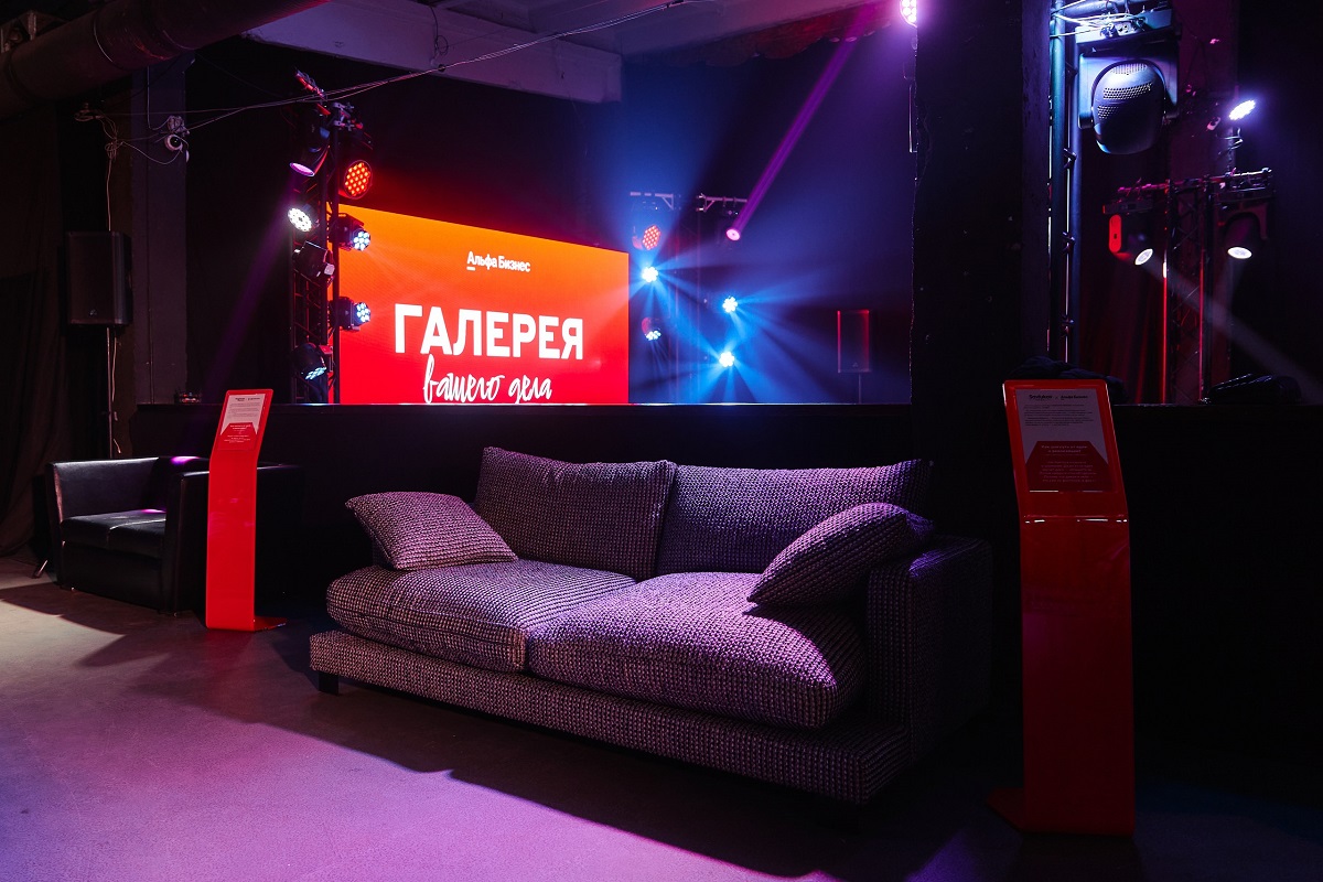 В Беларуси на улицах появились красные диваны. Так анонсировали новую выставку