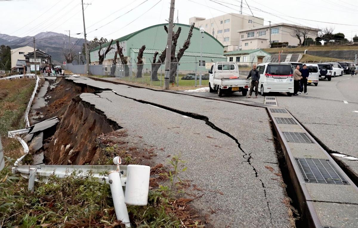 Власти Японии заявили о десятках погибших из-за землетрясений