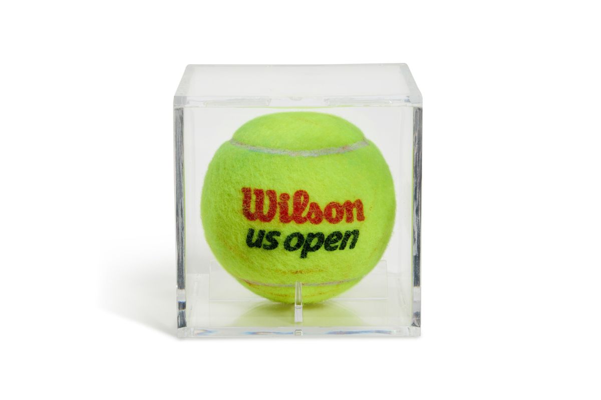 На аукционе продают теннисную ракетку Арины Соболенко. Она играла ей на US Open 2025