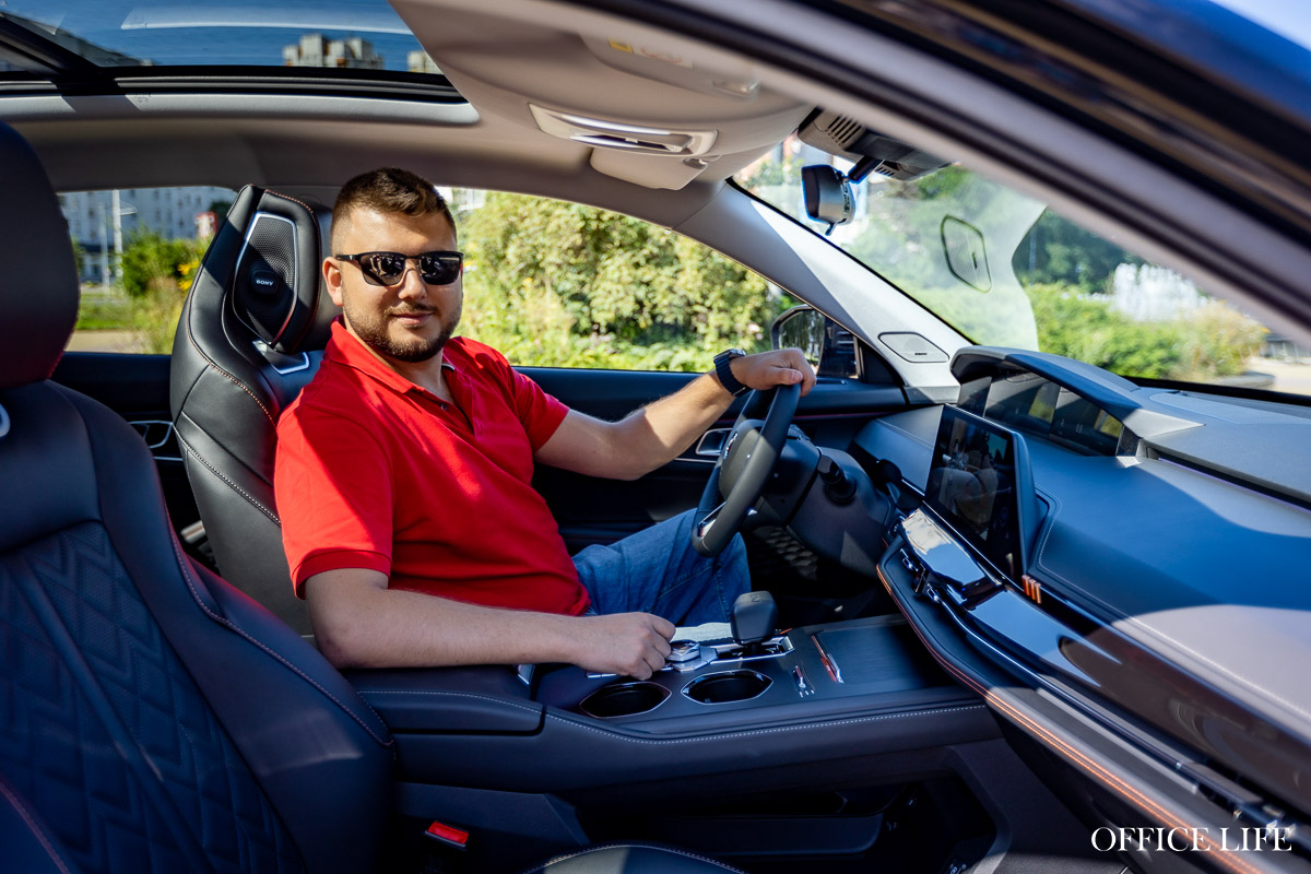 «Машина, которая забирает часть функций водителя». Протестировали флагманский кроссовер от Changan с директором «Мира фитнеса»