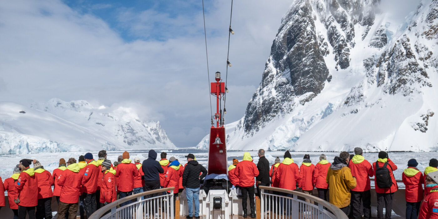 “Теперь туристы могут делать здесь все”: как TikTok разрушает Антарктиду 