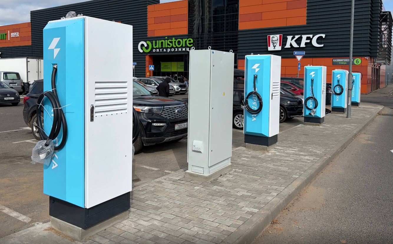 В столичной Каменной Горке открыли крупный хаб для быстрой зарядки электромобилей