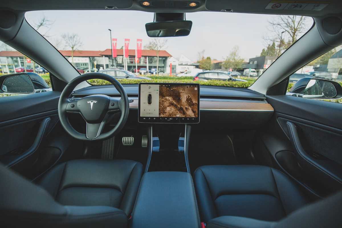 Автопилот довел Tesla до суда