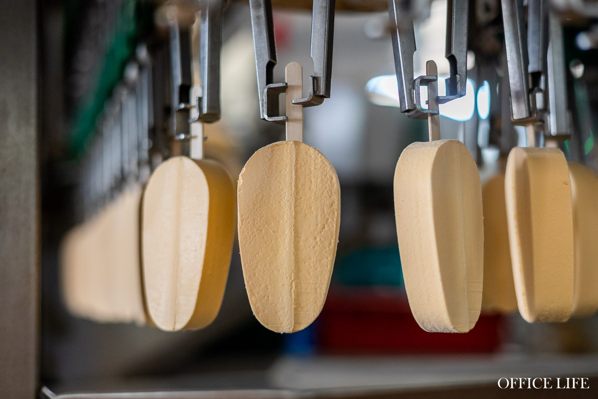 Как в Старых Дорогах делают знаменитое сырное мороженое, в котором сочетается несочетаемое