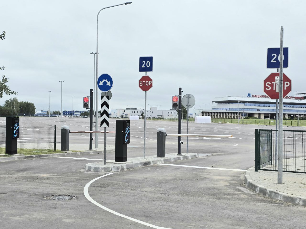 В минском аэропорту открыли после ремонта стоянку для автомобилей