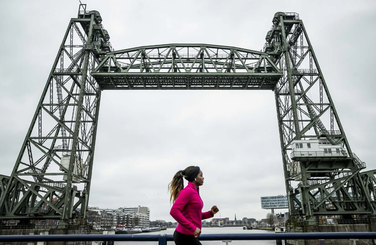В Роттердаме отказались разбирать старинный мост для прохода яхты Безоса