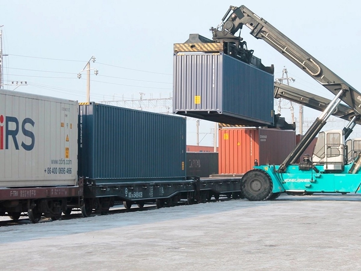 Казахстан будет отслеживать реэкспорт товаров в Россию