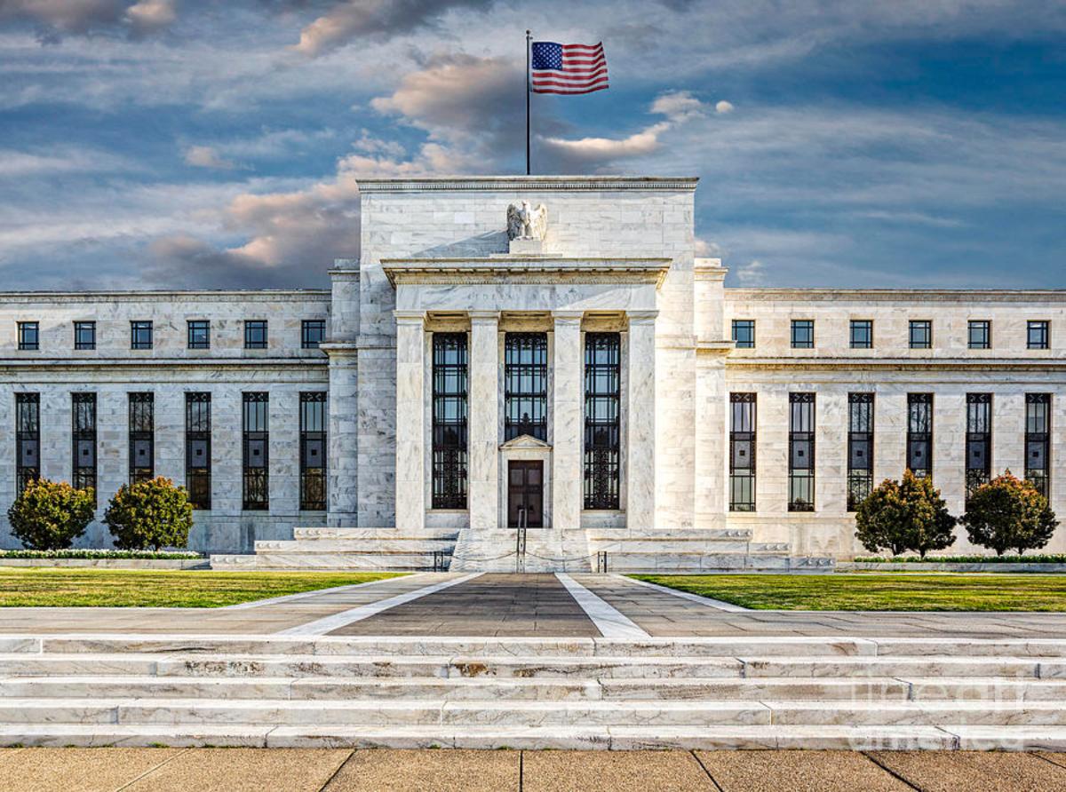 ФРС объяснила, почему доллар может еще укрепиться