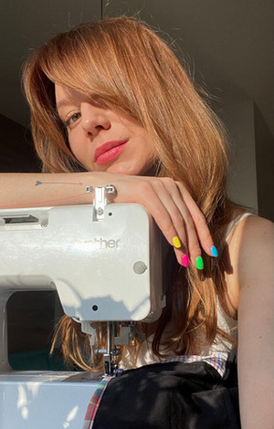 «Будто бабушка обняла». Минчанка шьет бомберы из советских покрывал — цены от $100