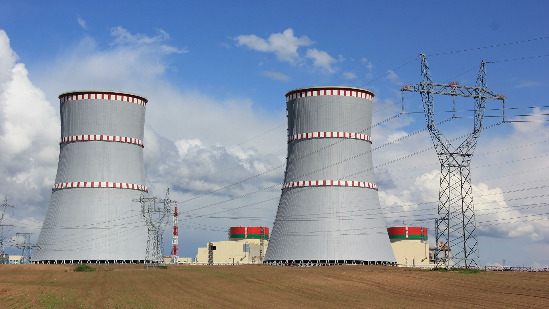 Путин: Россия продолжит развивать атомную энергетику в Беларуси «даже в ущерб себе»