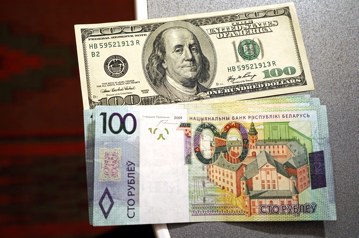 Доллар в Беларуси подорожал на 1,5%. На бирже зафиксирован аномально большой объем торгов
