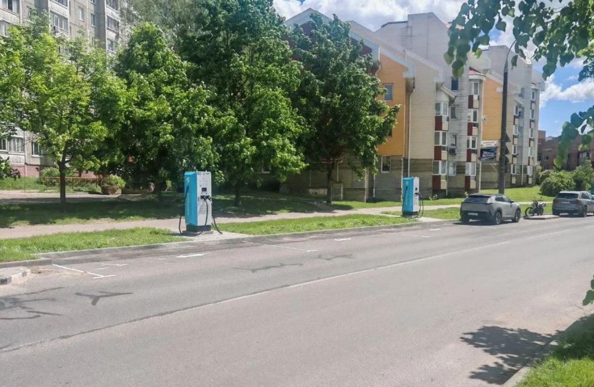Возле метро «Уручье» в Минске открыли зарядный хаб для электромобилей
