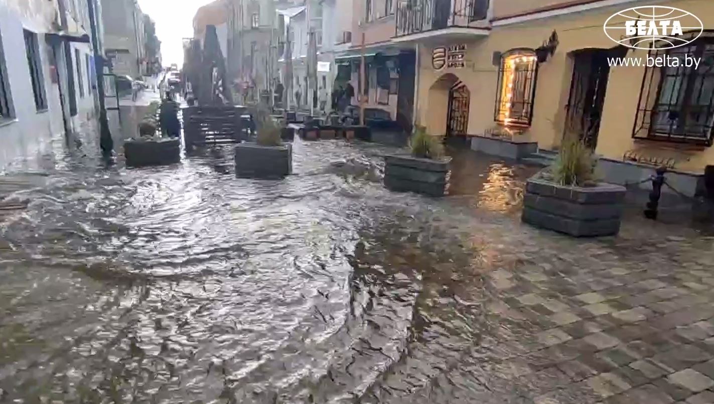 одопады в ТЦ и остановка транспорта. На Минск обрушился ливень с градом