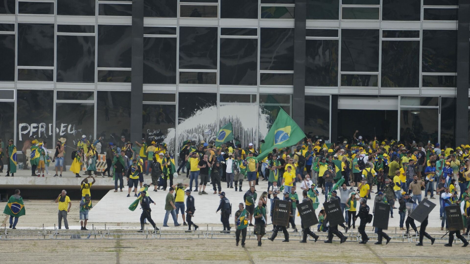 В Бразилии протестующие против президента устроили беспорядки. Что известно