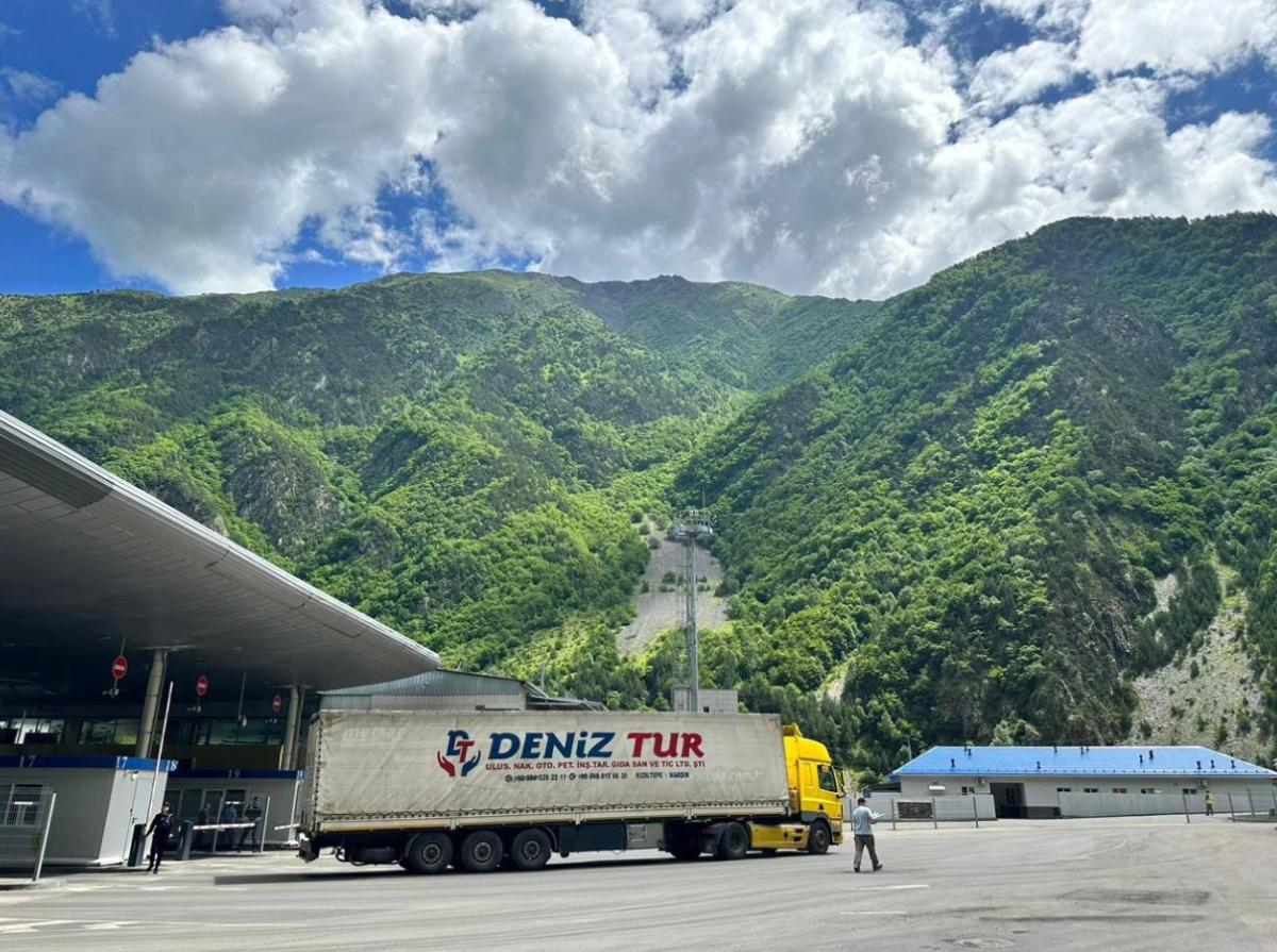 Заторы из фур будут меньше. На границе России и Грузии построят новый терминал