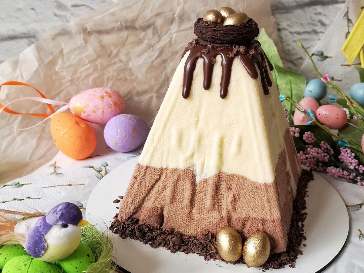 Суши-кулич, орешки-яйца и сдоба с петушками. Какие и за сколько пасхальные угощения продают в Минске