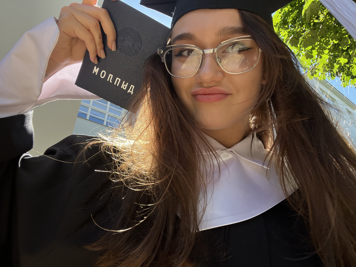 «Окончить факультет международного права, чтобы зарабатывать маникюром? Легко!» Как понять этих зумеров