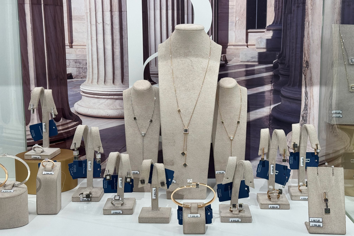 Танцующие бриллианты, турмалин и шпинель: в Минске проходит выставка «Украшения для бизнес-леди»