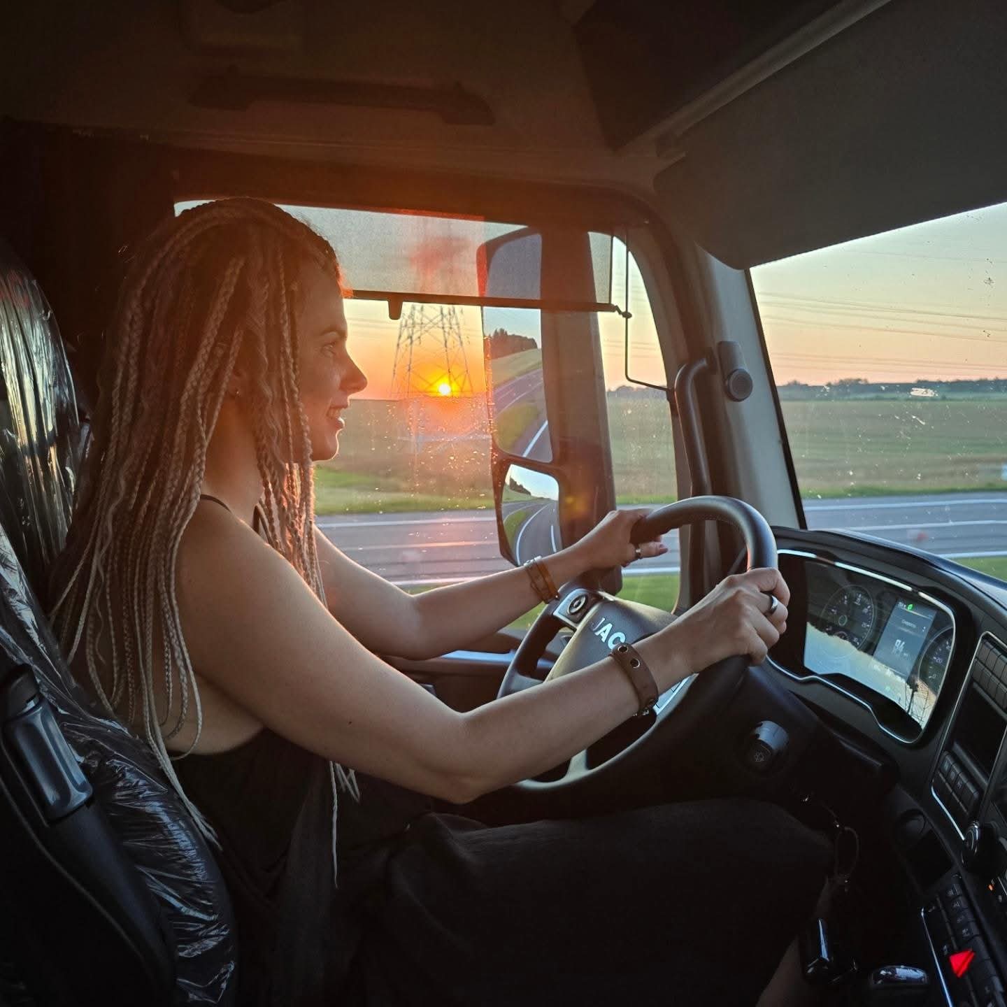 «Муж орет на каждом светофоре». Обсудили с АвтоМашей сексизм на дорогах, материнство и почему страшно разводиться