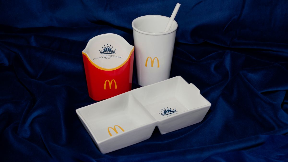 McDonald’s заменил привычную упаковку на фарфор в честь юбилея королевы Елизаветы II