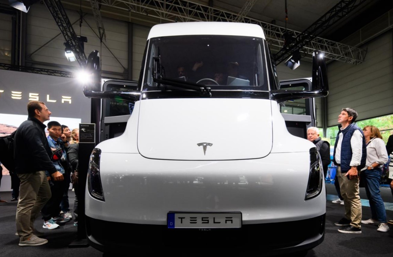 Маск рассказал, когда грузовики Tesla запустят в массовое производство