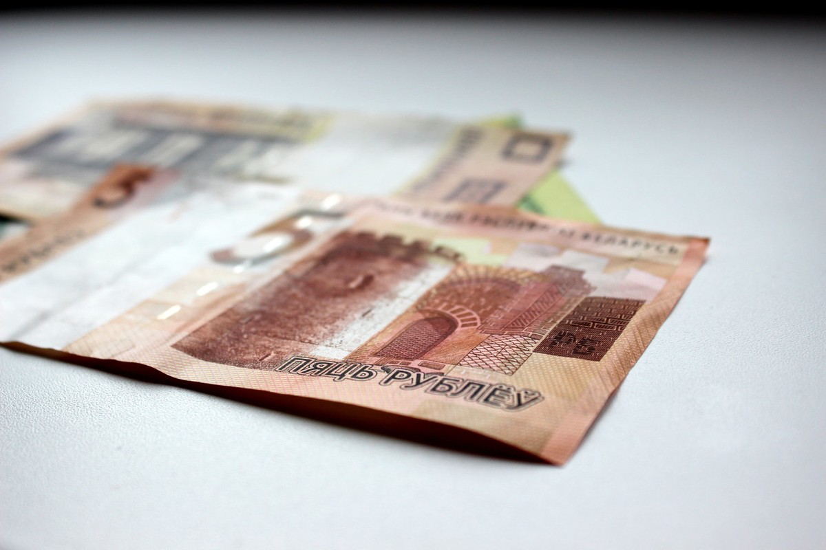 Зарплата белорусов в апреле выросла на 21 рубль, но в Минске доходы стали меньше