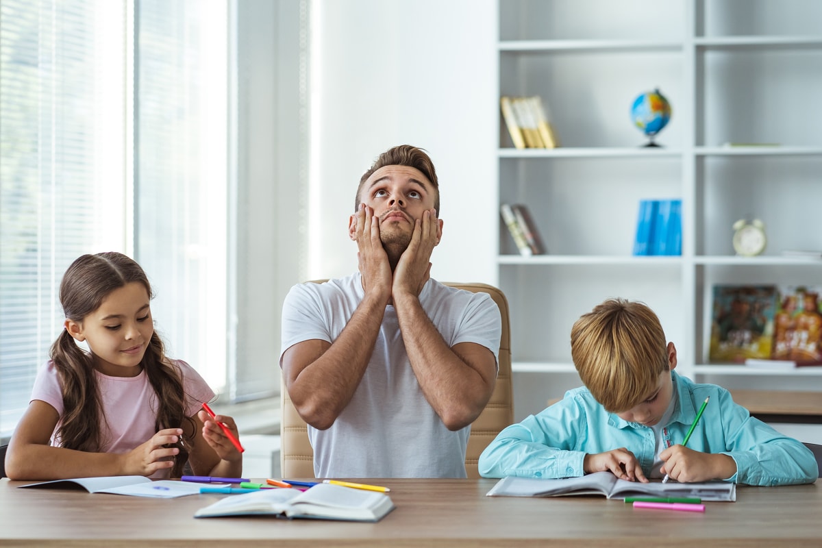 «Четверку получил сын, а рыдаю я». Как перестать делать уроки за детей и все контролировать