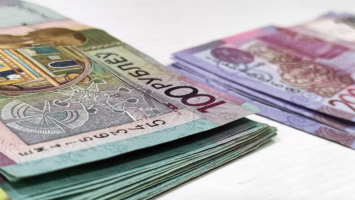 Белстат: средняя зарплата белорусов в декабре превысила 1900 рублей