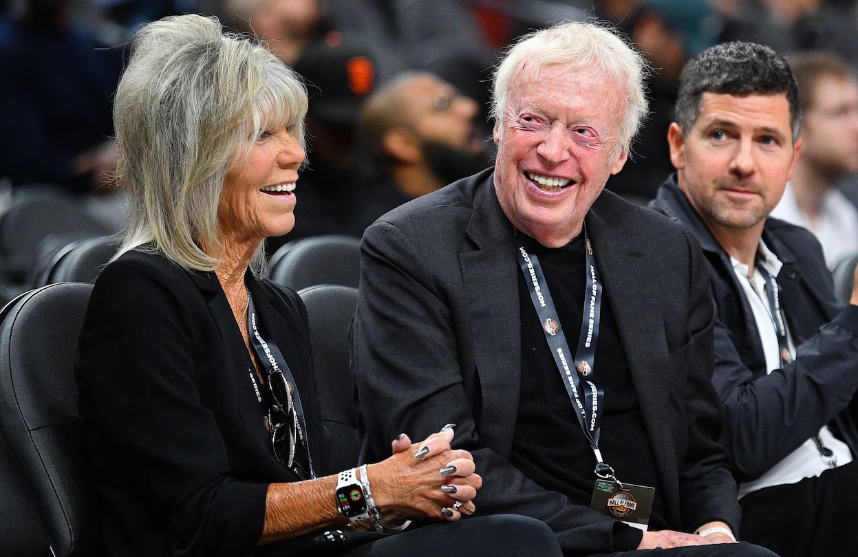 Основатель бренда Nike пожертвовал $2 млрд на борьбу с раком