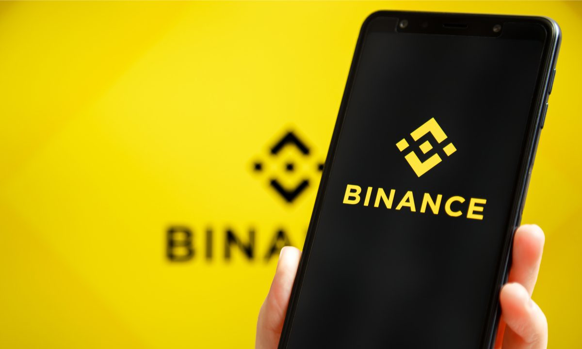 Инвесторы вывели за сутки с криптобиржи Binance почти $1 млрд. Что произошло