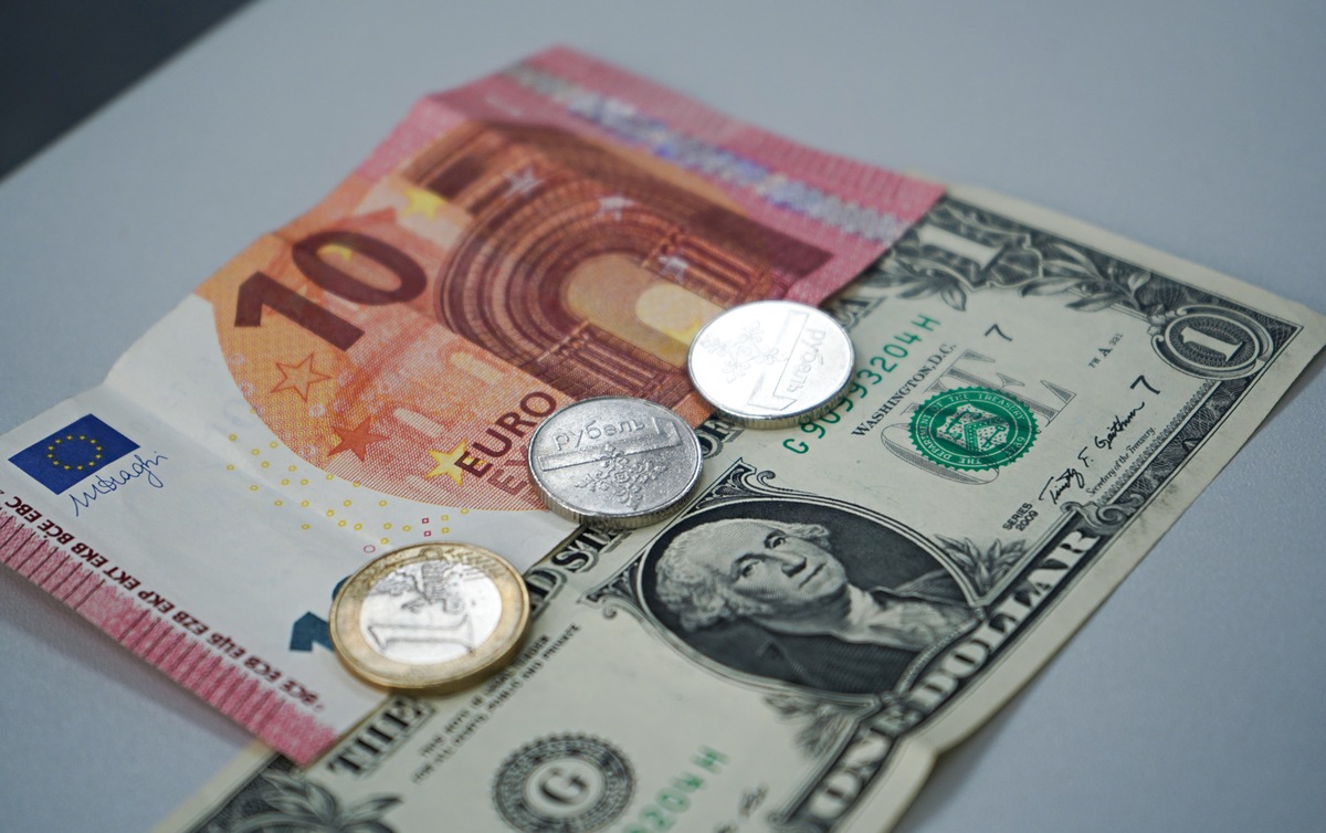 На сколько в Беларуси выросли рублевые вклады и сократились валютные
