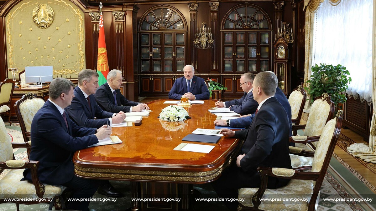 Лукашенко раскритиковал чиновников за поездки на служебных автомобилях по личным делам