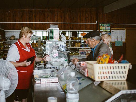 Продавец сельский магазин. Продуктовый магазин в сельской местности. Сельский магазин в Белоруссии. Сельский магазин касса. Продавец в деревне.