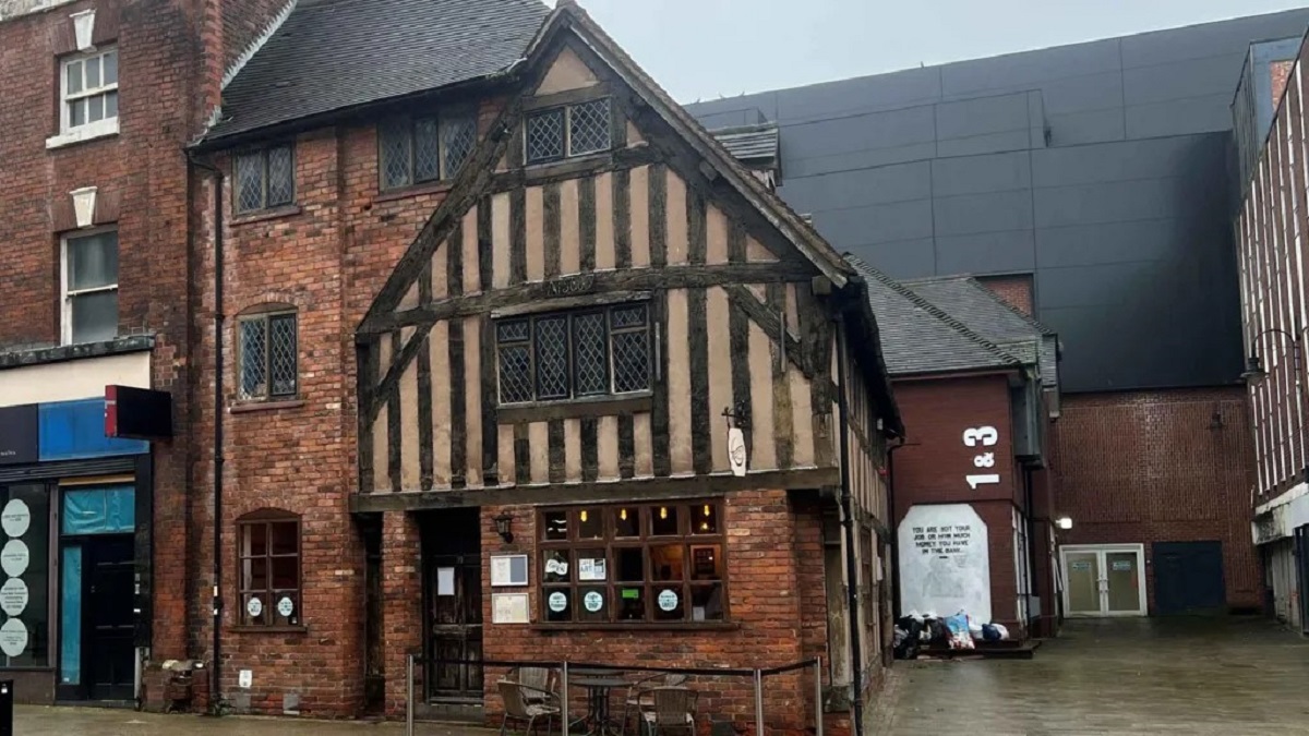На аукцион выставили здание британского паба, который открылся в 1609 году