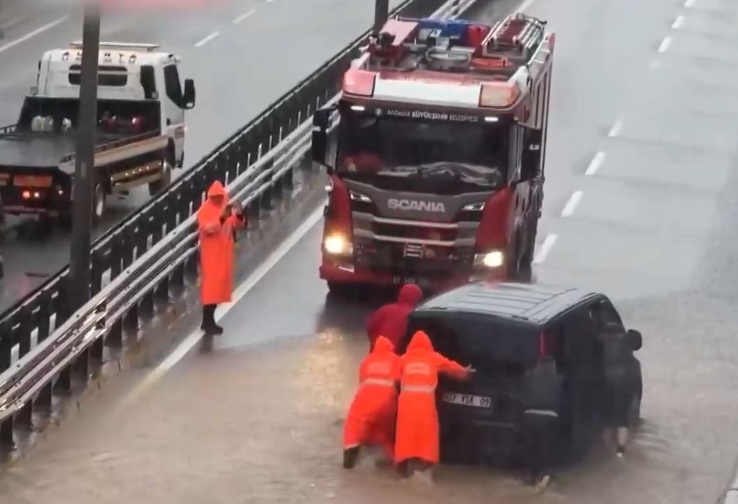 Ливень превратил улицы популярного турецкого курорта в озеро (фото)