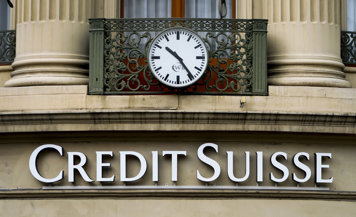 Акции европейских и азиатских банков подешевели из-за сделки по продаже Credit Suisse
